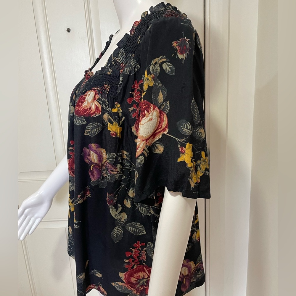 NWT Gilli Shelby Smocked Top